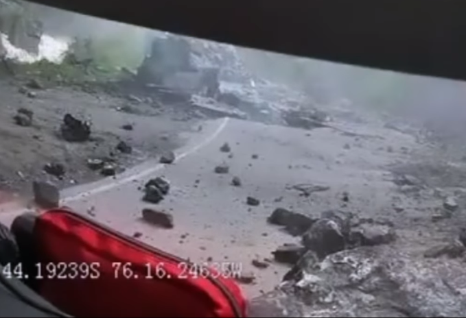 Desprendimiento de rocas  aplasta vehículos en carretera central de Perú