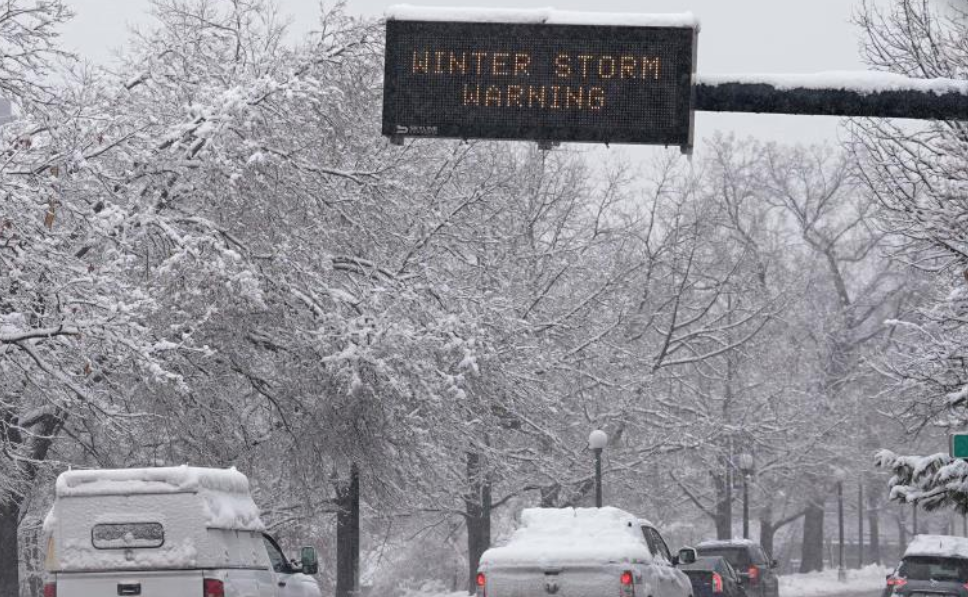 Tormenta invernal obliga a cancelación de vuelos y cierre de carretera en zona montañosa de Colorado