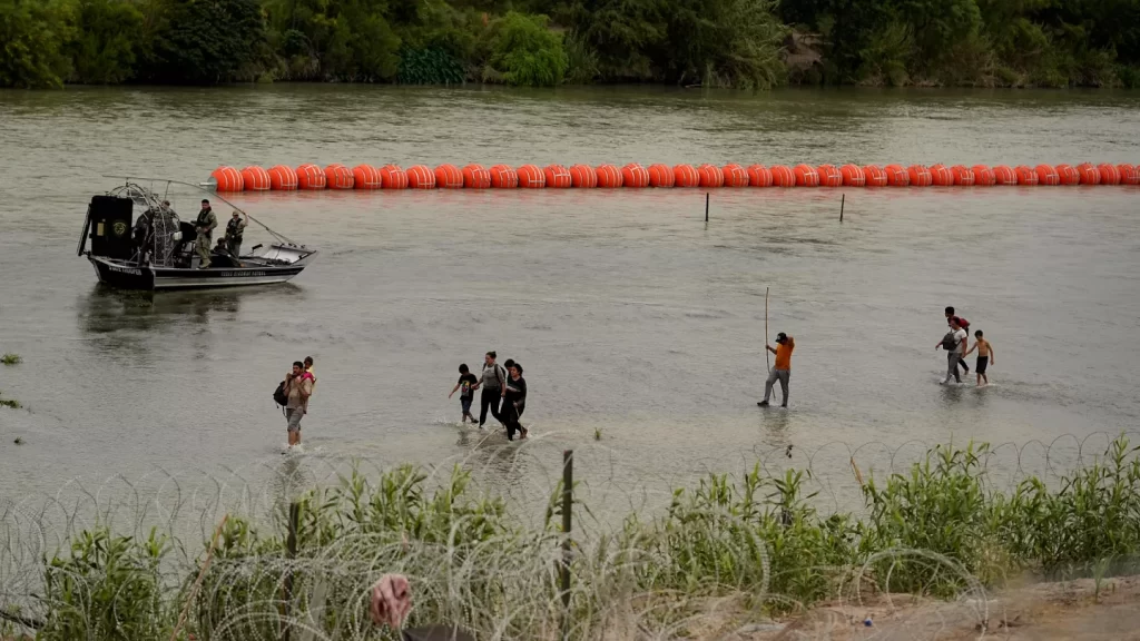 Texas sufre un revés legal en su defensa de la barrera de boyas en la frontera con México