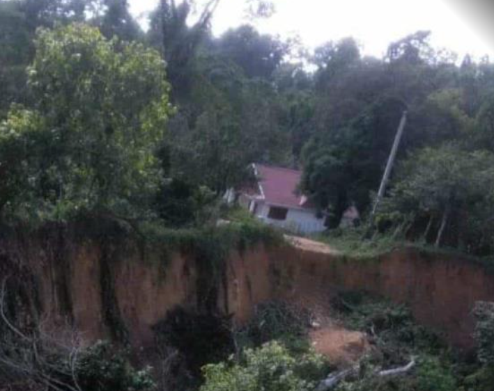 Comunidad de La Jaguita clama auxilio tras colapso de puente sobre el río Maguá