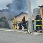 Rescatan hombre se encontraba atrapado en su vivienda en llamas en San José de Ocoa