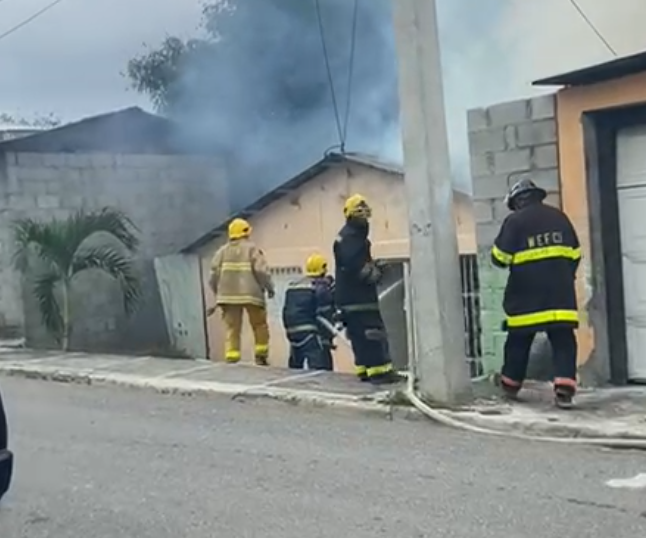 Rescatan hombre se encontraba atrapado en su vivienda en llamas en San José de Ocoa