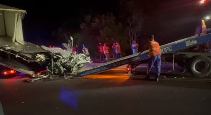 ¡Tragedia en la Autovía del Nordeste! Dos muertos y varios heridos en choque entre camiones