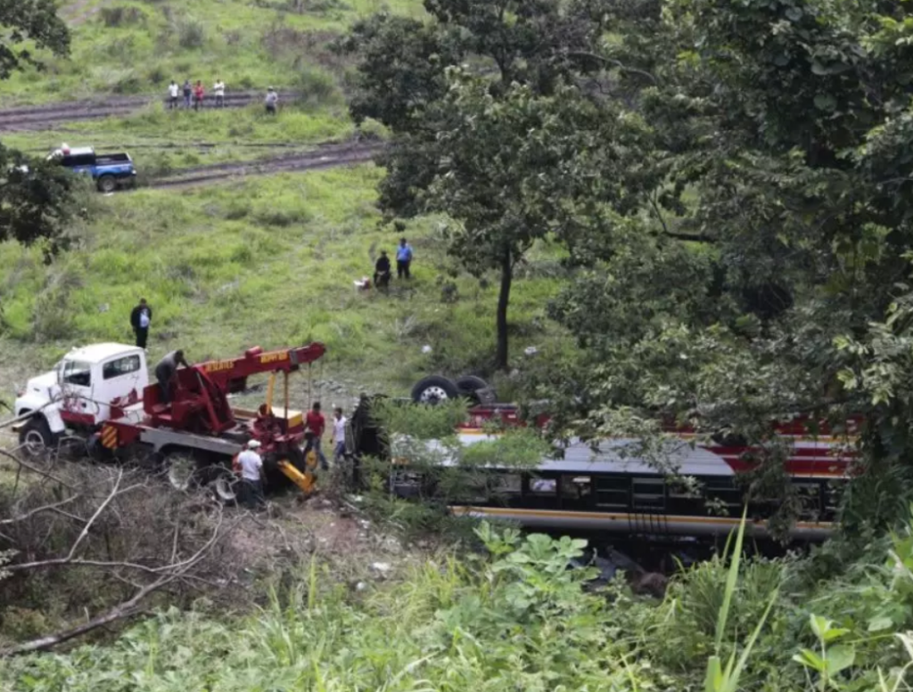 5 personas mueren en Nicaragua al caer un camión al vacío