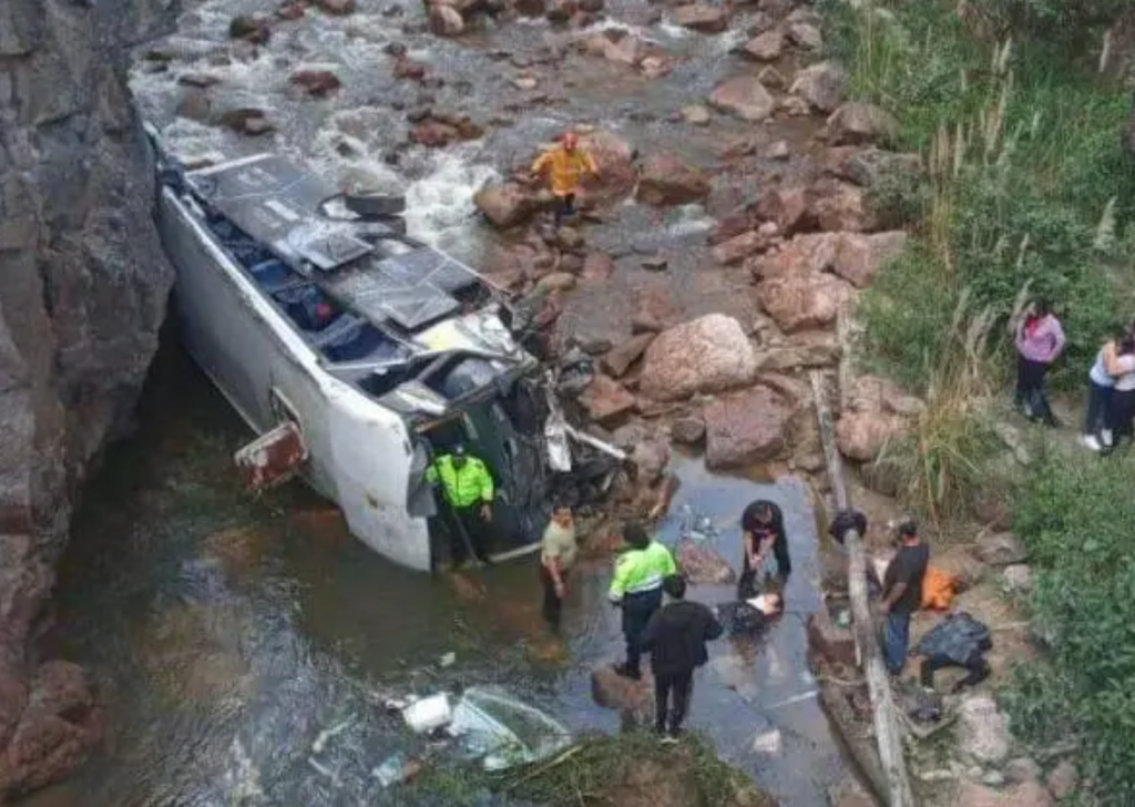 4 muertos y 10 heridos tras caer autobús en río de Ecuador