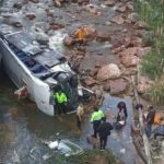 4 muertos y 10 heridos tras caer autobús en río de Ecuador