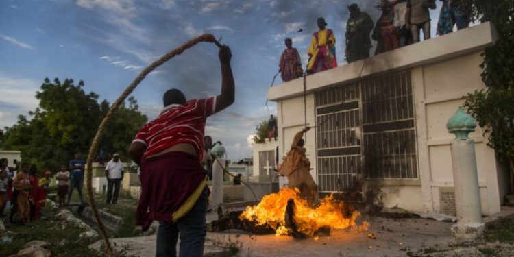 ¡Se repite la historia! Traje de joven se incendia en Barahona tras celebración de carnaval