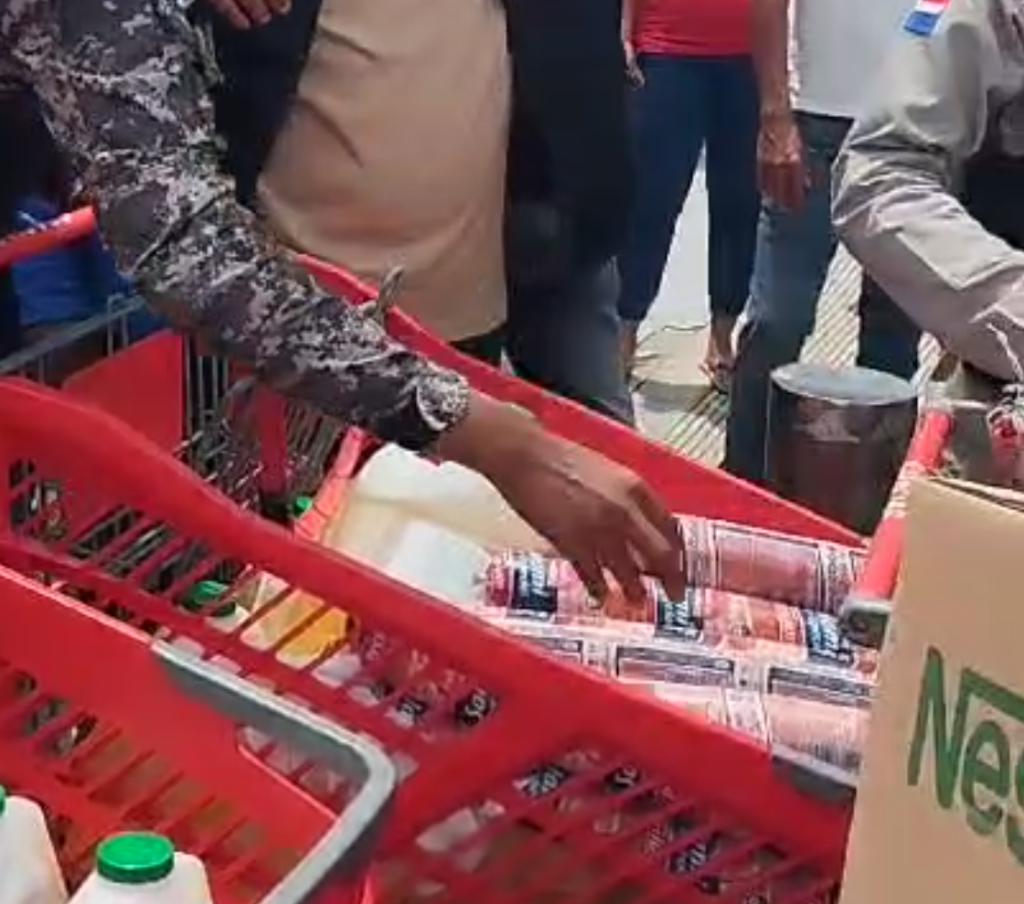 Policía apresa 3 mujeres tras intentar comprar con 89 tarjetas Supérate en supermercado