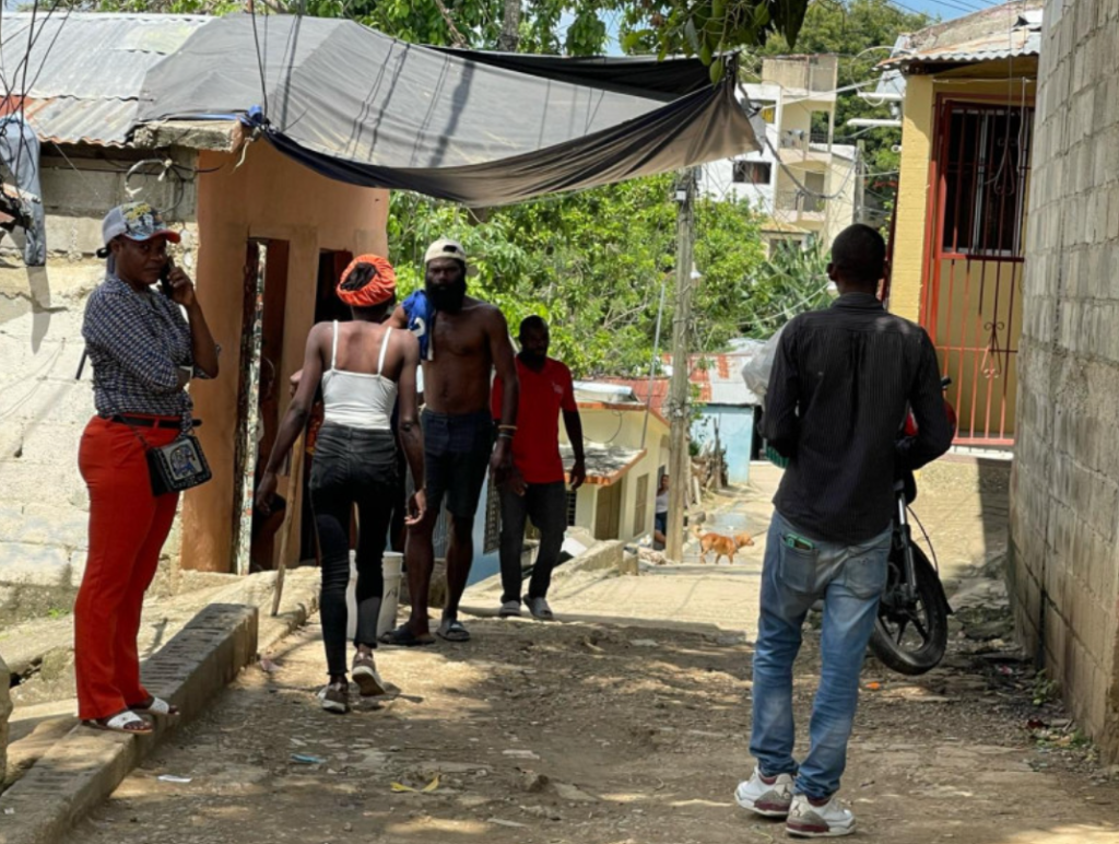 Desaparece haitiano tras lanzarse al canal de riego para huir de migración