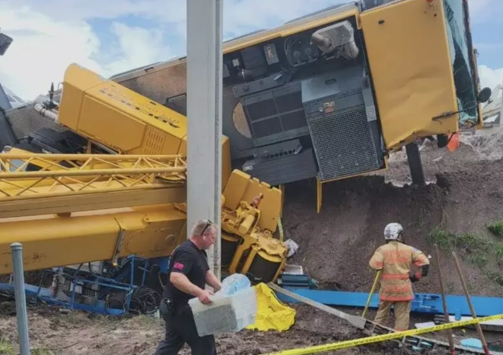 Un muerto y 2 heridos al caer una grúa de construcción en Florida