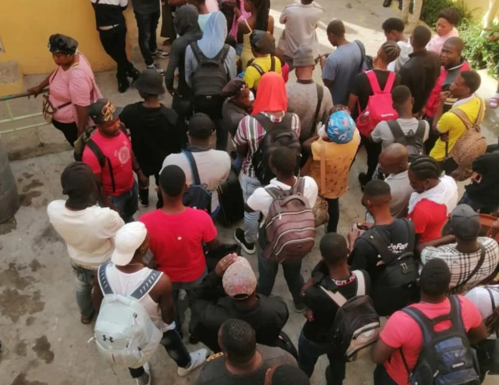 Detienen a 72 haitianos que se encontraban en hotel centro de acopio en Elías Piña