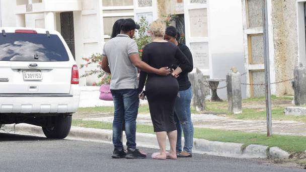 Madres reclaman cuerpos calcinados de sus niños tras incendio en Villa Mella