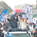 Luis Abinader encabeza marcha caravana en medio de la lluvia en Santo Domingo Norte