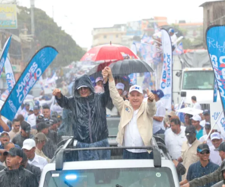 Luis Abinader encabeza marcha caravana en medio de la lluvia en Santo Domingo Norte