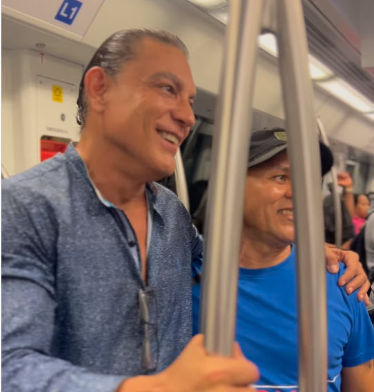 Actor Osvaldo Ríos se da un baño de pueblo durante viaje en Metro de Santo Domingo