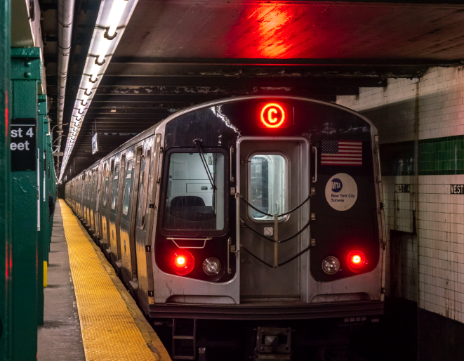 ¡Pleito termina mal! 2 hombres caen a las vías del metro de NYC durante pelea