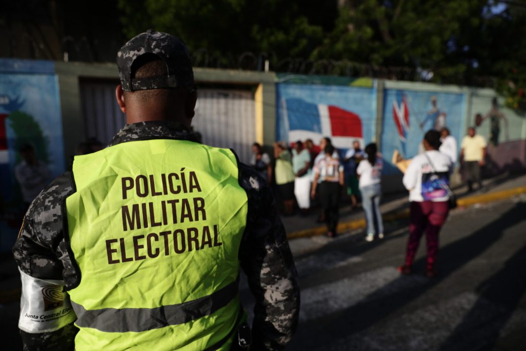 Amplia seguridad y un intenso calor, los otros protagonistas de los comicios de este domingo