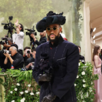 Bad Bunny deslumbra en el Met Gala 2024 con su extravagancia