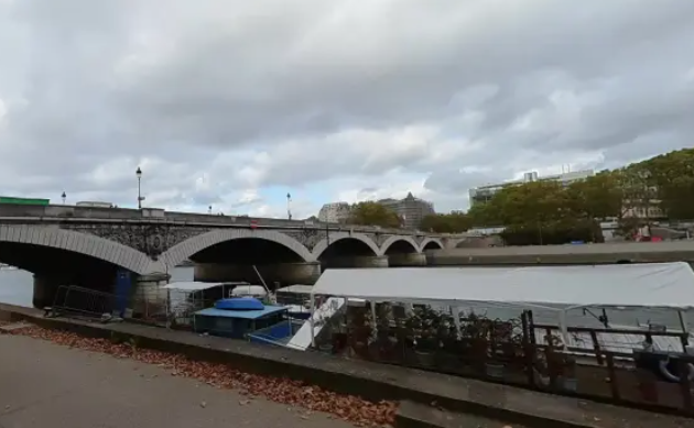 Hallan cuerpo descuartizado dentro de una maleta bajo un puente en París