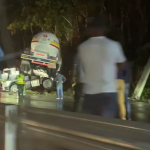 Se accidenta camión tanquero de combustible en la autopista Duarte