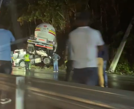 Se accidenta camión tanquero de combustible en la autopista Duarte