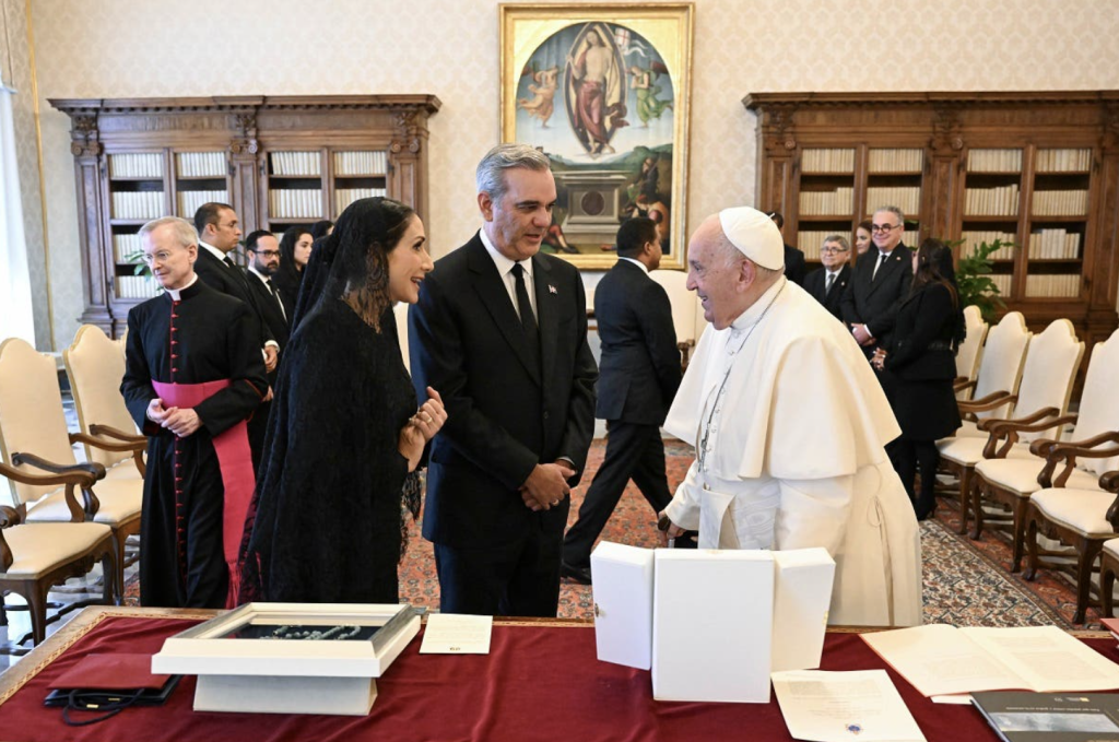 Presidente Abinader y primera dama visitan al Papa; entregan rosario de Larimar