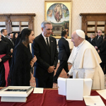 Presidente Abinader y primera dama visitan al Papa; entregan rosario de Larimar