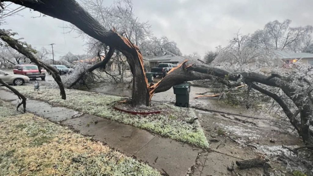 Fuertes tormentas causan al menos 5 personas muertas en Texas