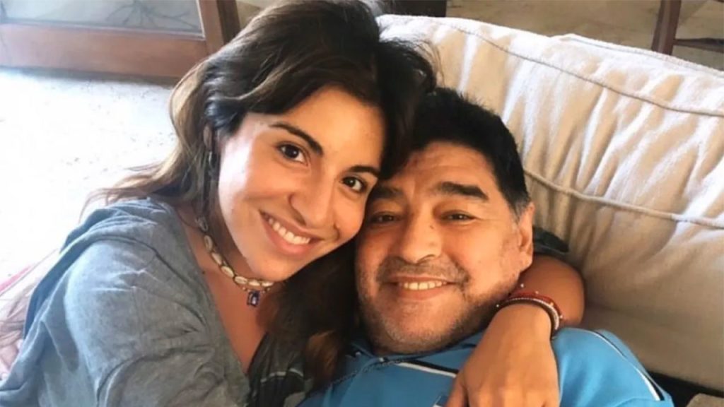 Hija de Diego Maradona: “A mi padre le robaron Balón de Oro violentamente y no lo disfrutó”