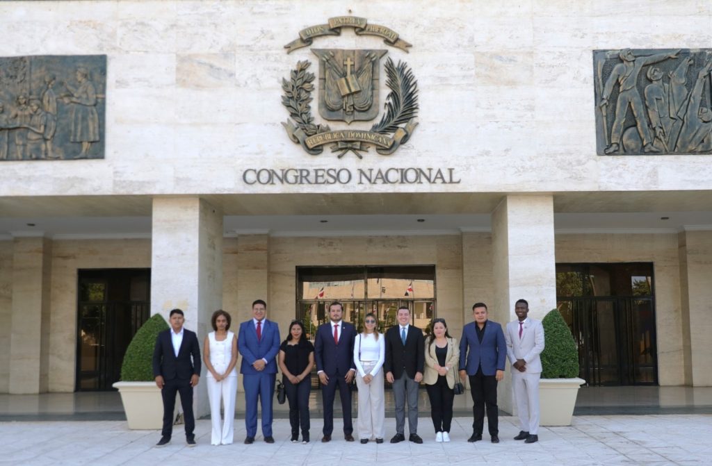 Senado recibe visita de varios observadores de Aglojoven