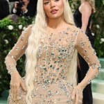 Karol G brilla con luz propia en el Met Gala; capturó la atención de todos