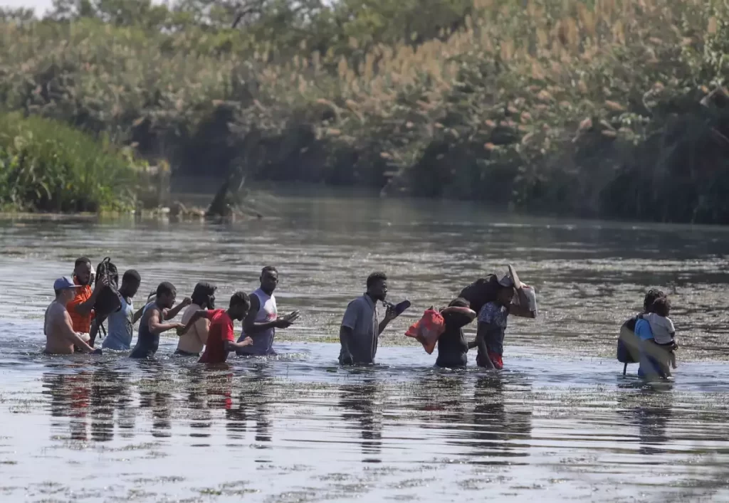 Migrantes insisten en cruzar a EE.UU. por el río Bravo pese a crecientes deportaciones