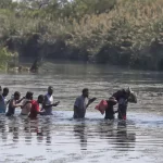 Migrantes insisten en cruzar a EE.UU. por el río Bravo pese a crecientes deportaciones