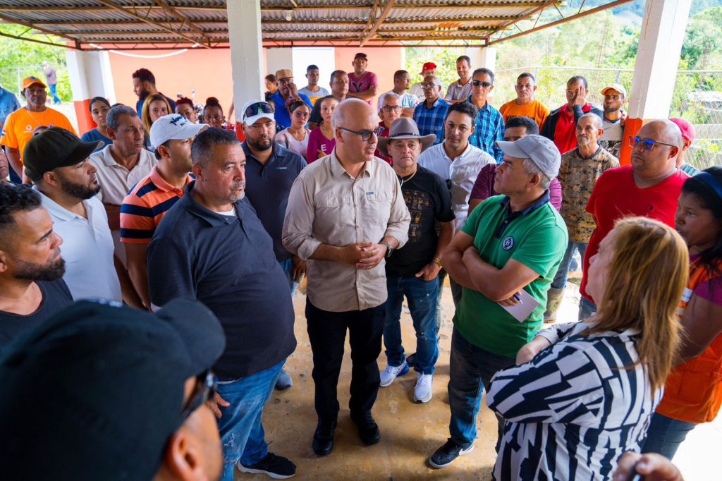 Ministro Igor Rodríguez visita 5 provincias en alerta roja; entrega ayudas a familias afectadas por lluvias