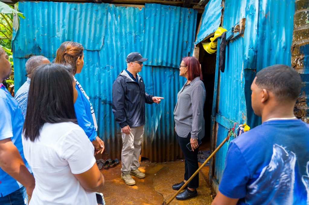 Gobierno dominicano lleva ayudas a familias afectadas por lluvias