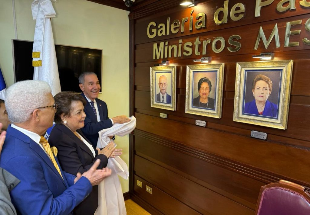 MESCYT inaugura galería de pasados ministros