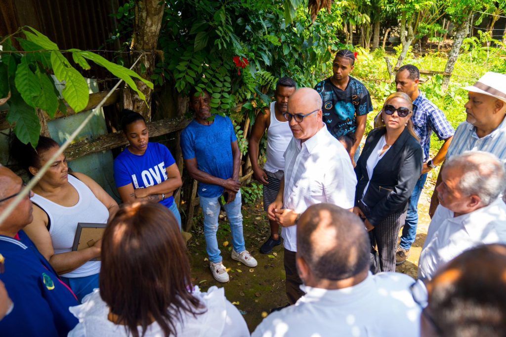 Ministro Igor Rodríguez visita familiares de adolescente encontrada muerta en el río de Maimón