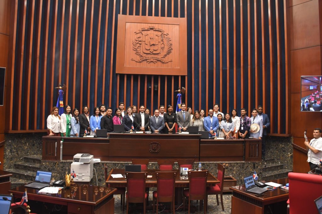 Observadores electorales de seis Países latinoamericanos visitan el Senado de RD