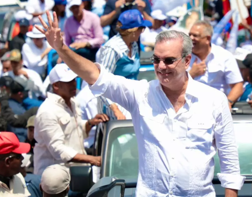 Presidente Abinader concluye jornada de campaña con recorridos en varias provincias