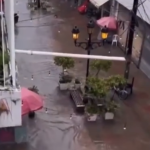 Se registran inundaciones en la calle El Conde de la Ciudad Colonial debido a fuertes lluvias