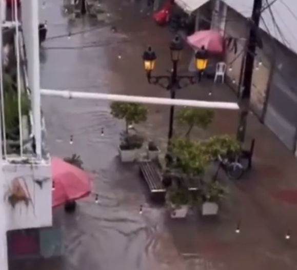 Se registran inundaciones en la calle El Conde de la Ciudad Colonial debido a fuertes lluvias