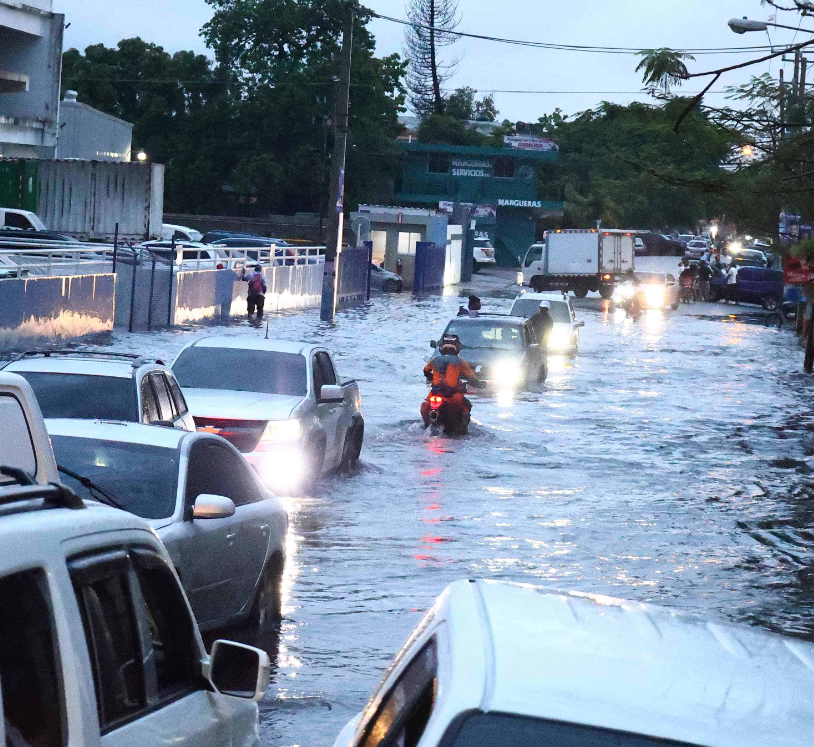 Lluvias causan caos en el Gran Santo Domingo con inundaciones y tapones