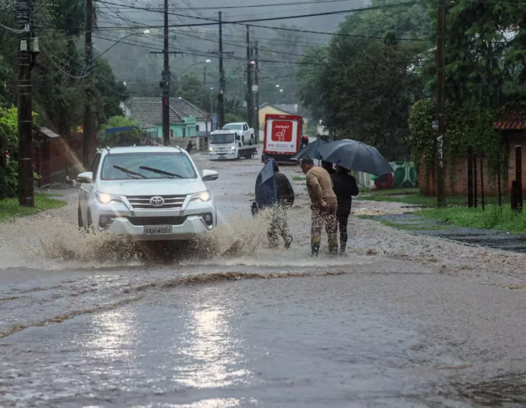 Al menos 8 muertos y 21 desaparecidos por las lluvias en el sur de Brasil