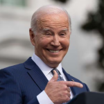 Joe Biden se burla de las deudas de Trump 