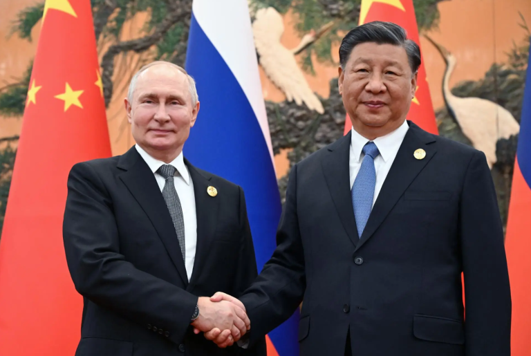 Putin aterriza en Pekín para reunirse con el presidente chino, Xi Jinping