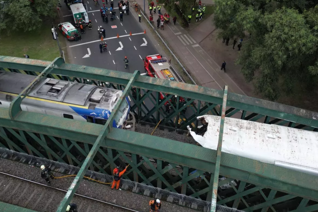 Choque de tren con una locomotora en Buenos Aires deja 60 heridos y 30 graves