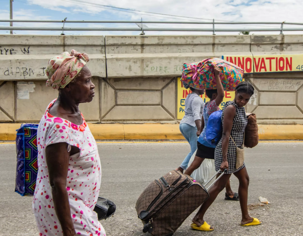 Familias haitianas huyen de sus barrios en Puerto Príncipe tras ataques