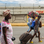 Familias haitianas huyen de sus barrios en Puerto Príncipe tras ataques