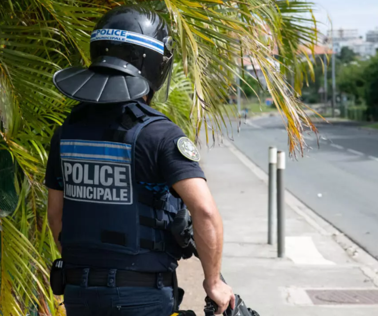 Francia despliega ejército y declara estado de emergencia en Nueva Caledonia