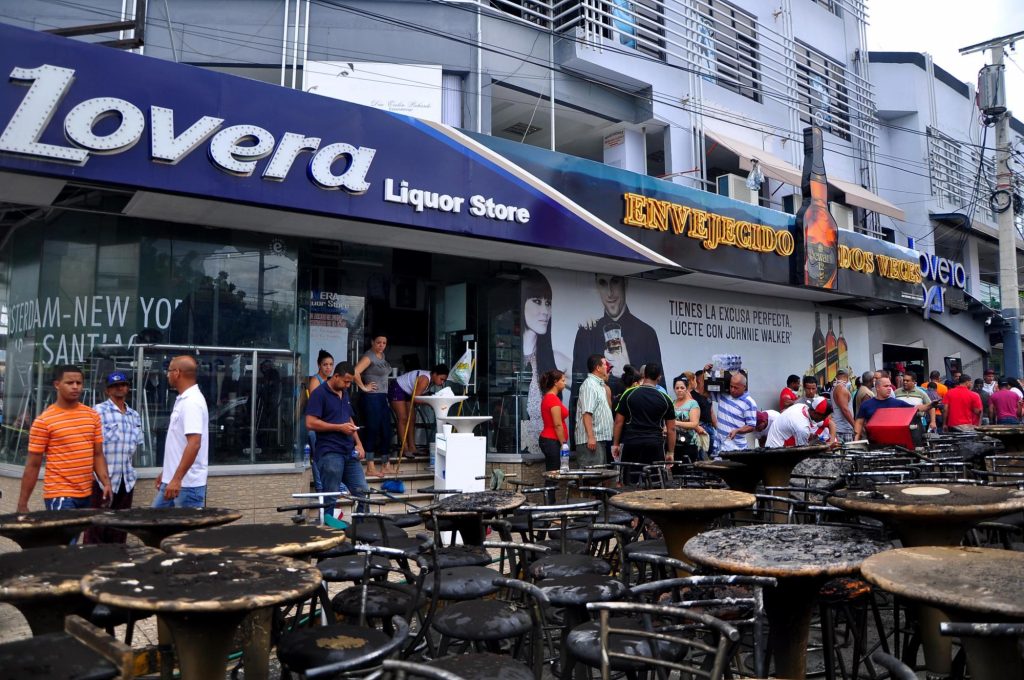 Empleado de discoteca en Santiago muere atrapado tras incendio